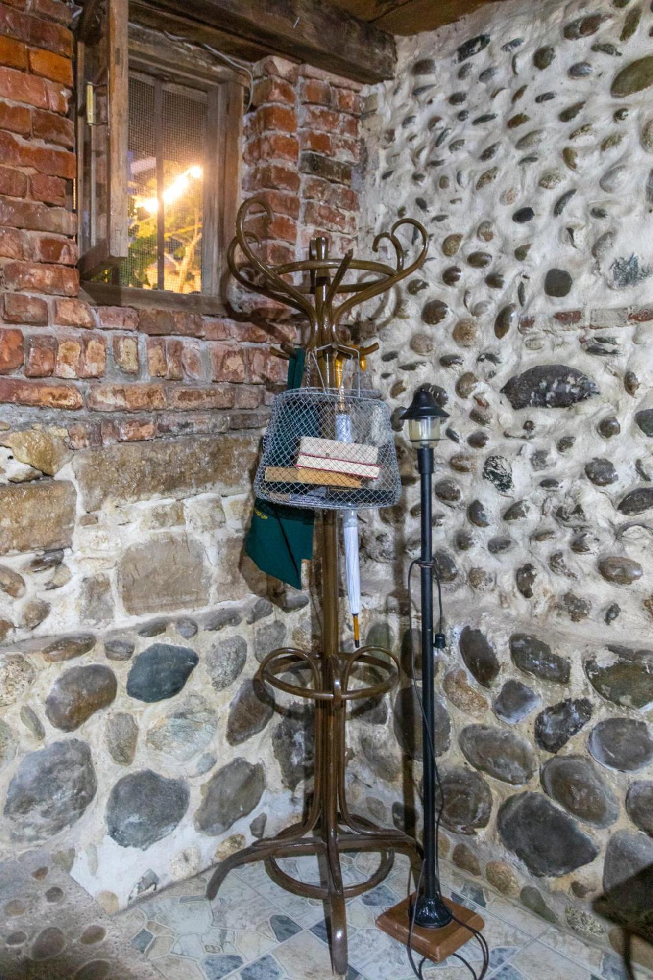 Book Hotel Kutaisi Exteriör bild