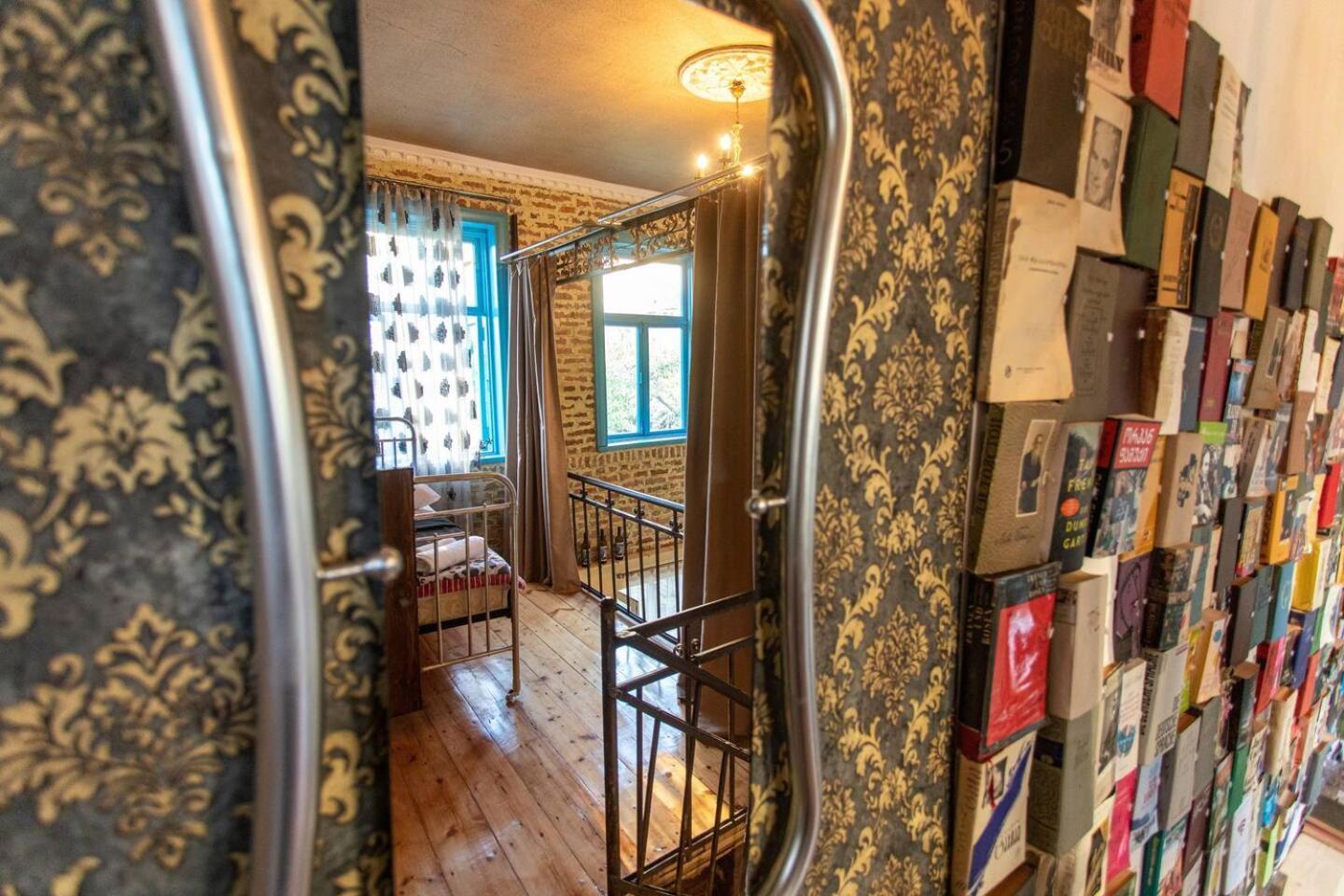 Book Hotel Kutaisi Exteriör bild